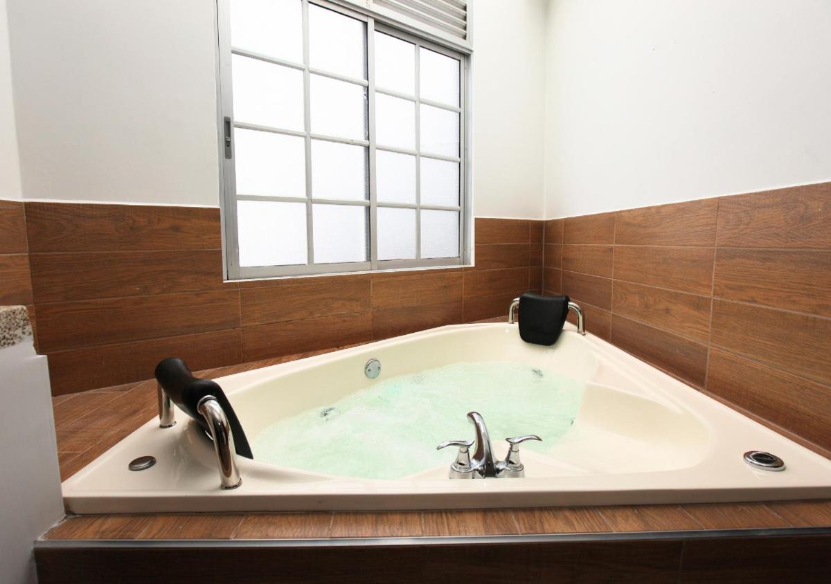 Cozy 4 Bedroom Home with Jacuzzi and Outside Deck - Housity