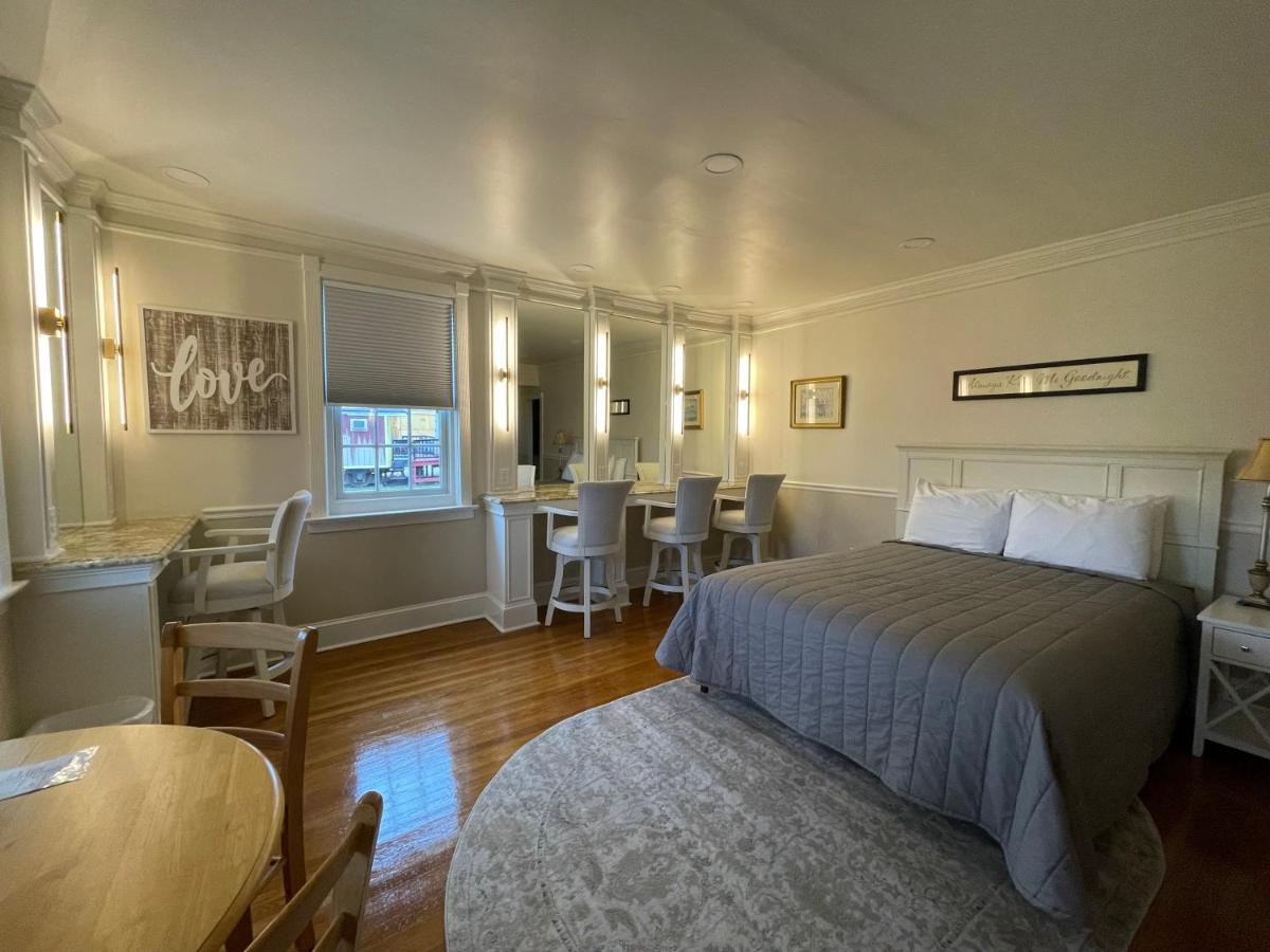 Red Caboose Motel & Restaurant - Housity
