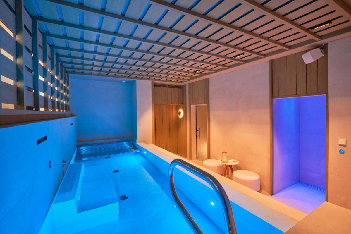 - Baño con aseo y piscina en ESTIMAR Valencia, en Valencia