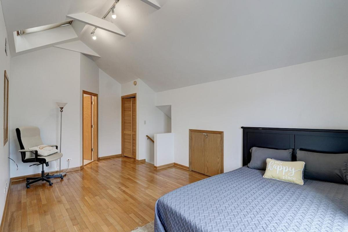 Getaway Near ORD With Great Local Amenities - Housity