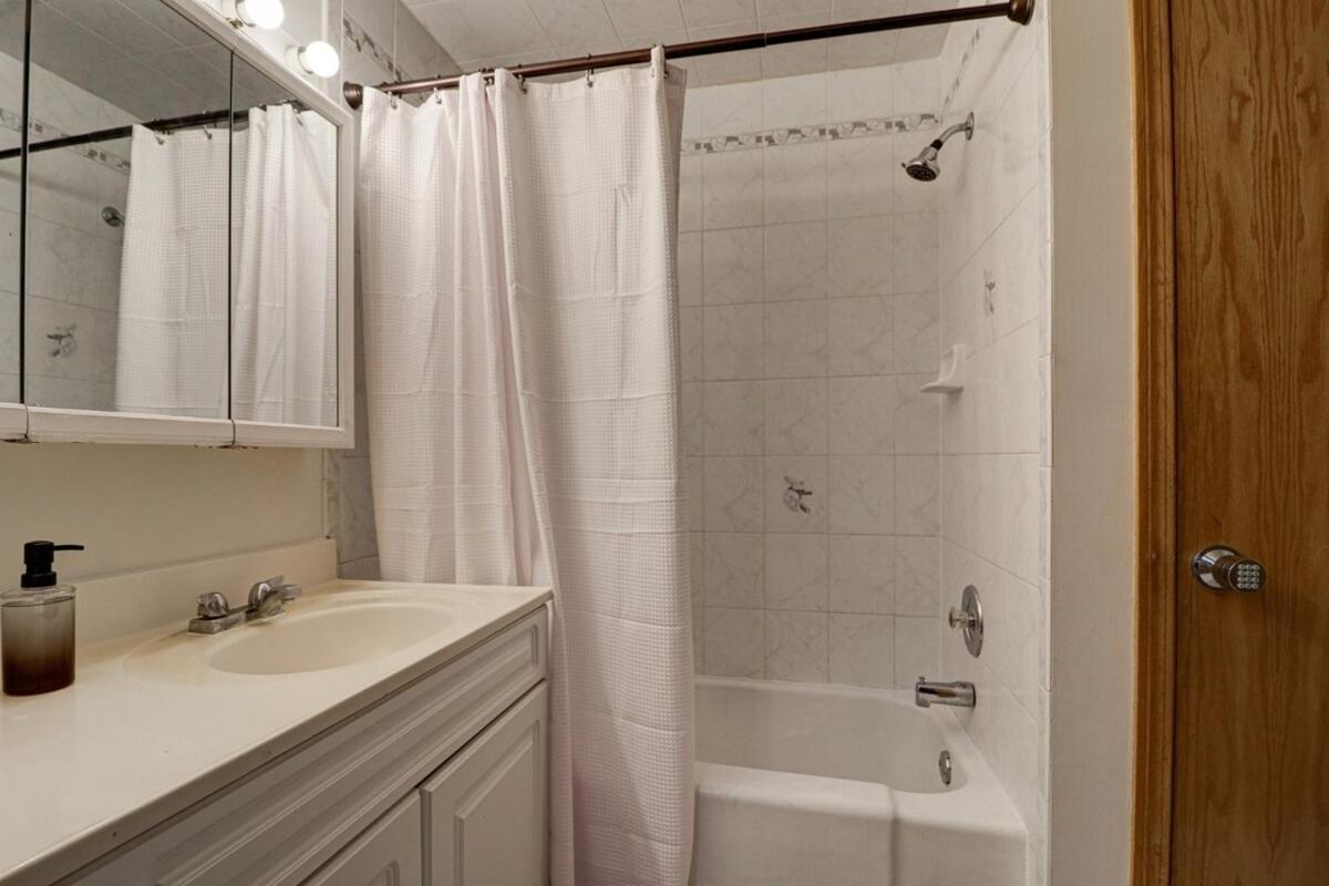 Getaway Near ORD With Great Local Amenities - Housity
