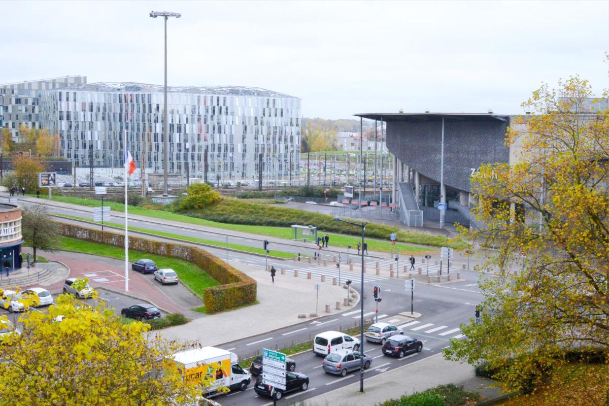 une rue urbaine animée avec des voitures sur une route dans l'établissement Au 30 Lille Centre Grand Palais, à Lille