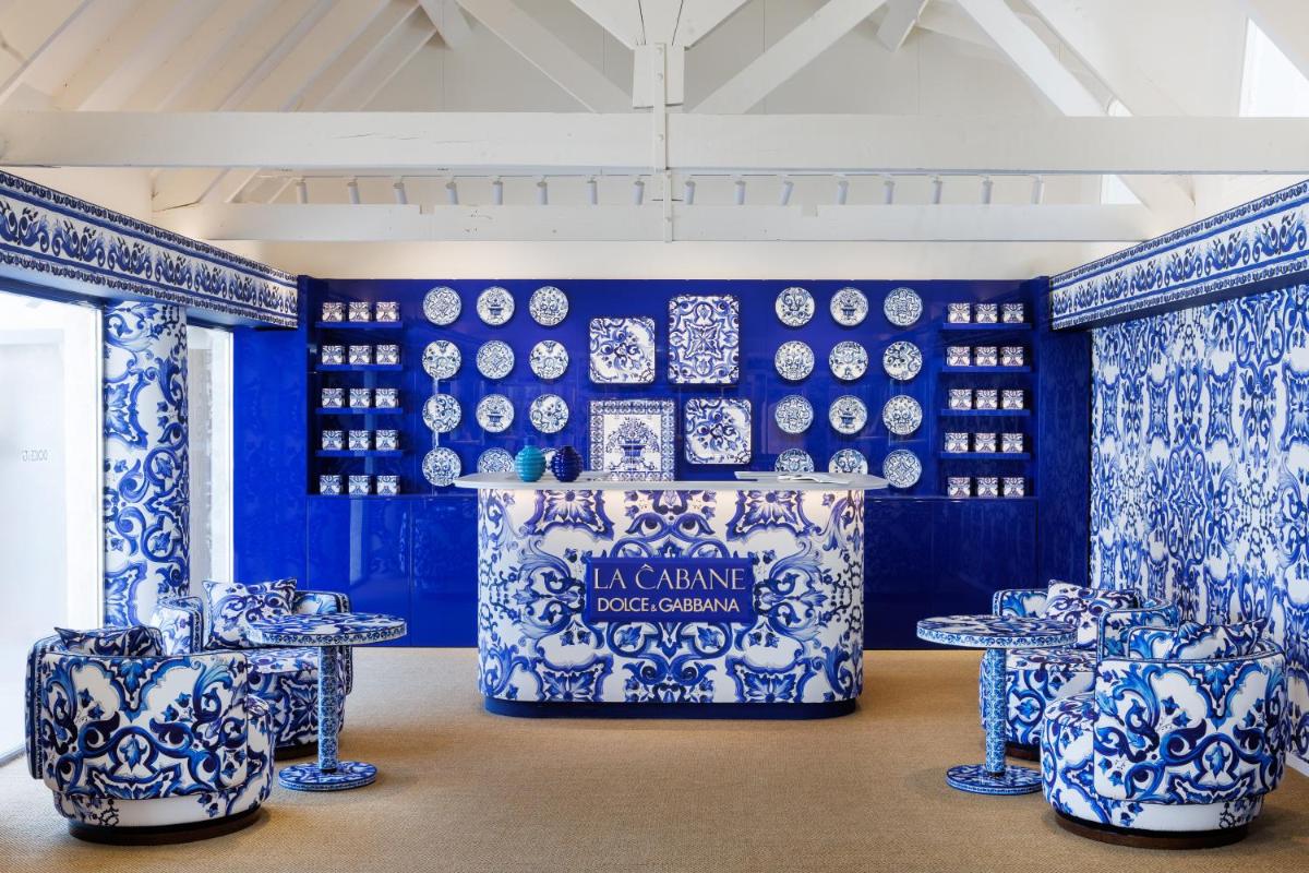 una habitación con placas azules y blancas en una pared en Kimpton Los Monteros Marbella by IHG, en Marbella