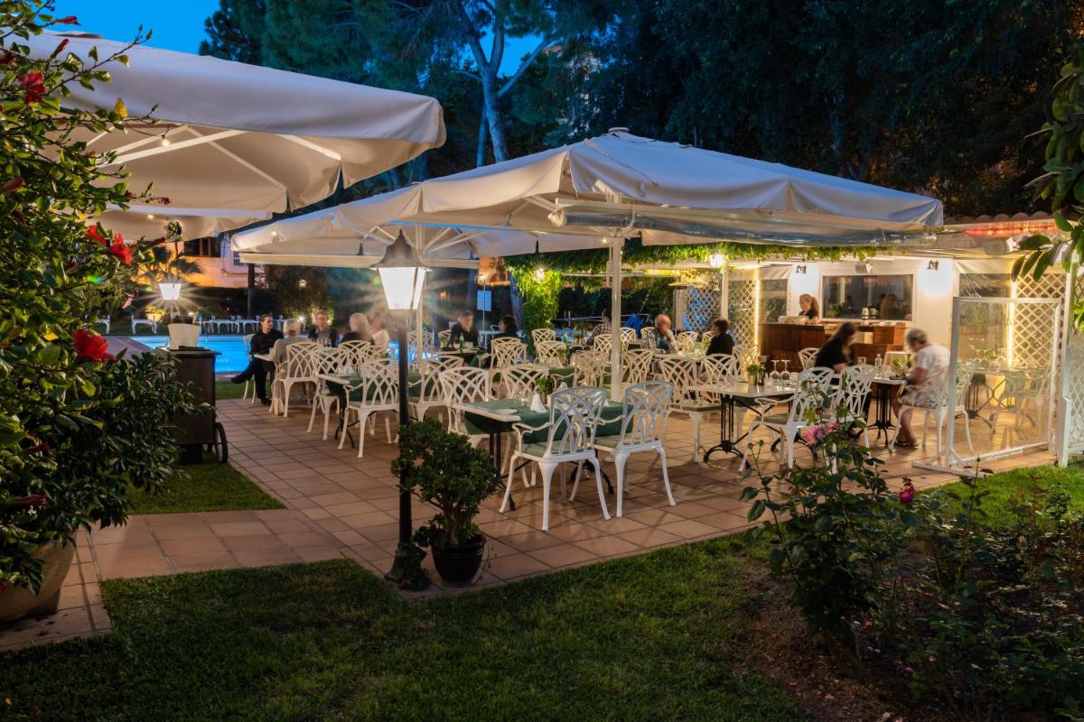 Jardín al aire libre en Hotel Araxa - Adults Only