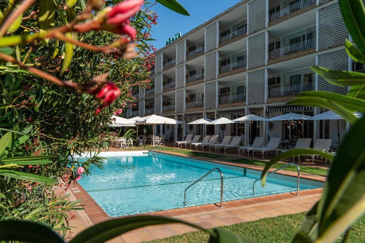 una piscina frente a un hotel en Hotel Araxa - Adults Only, en Palma de Mallorca