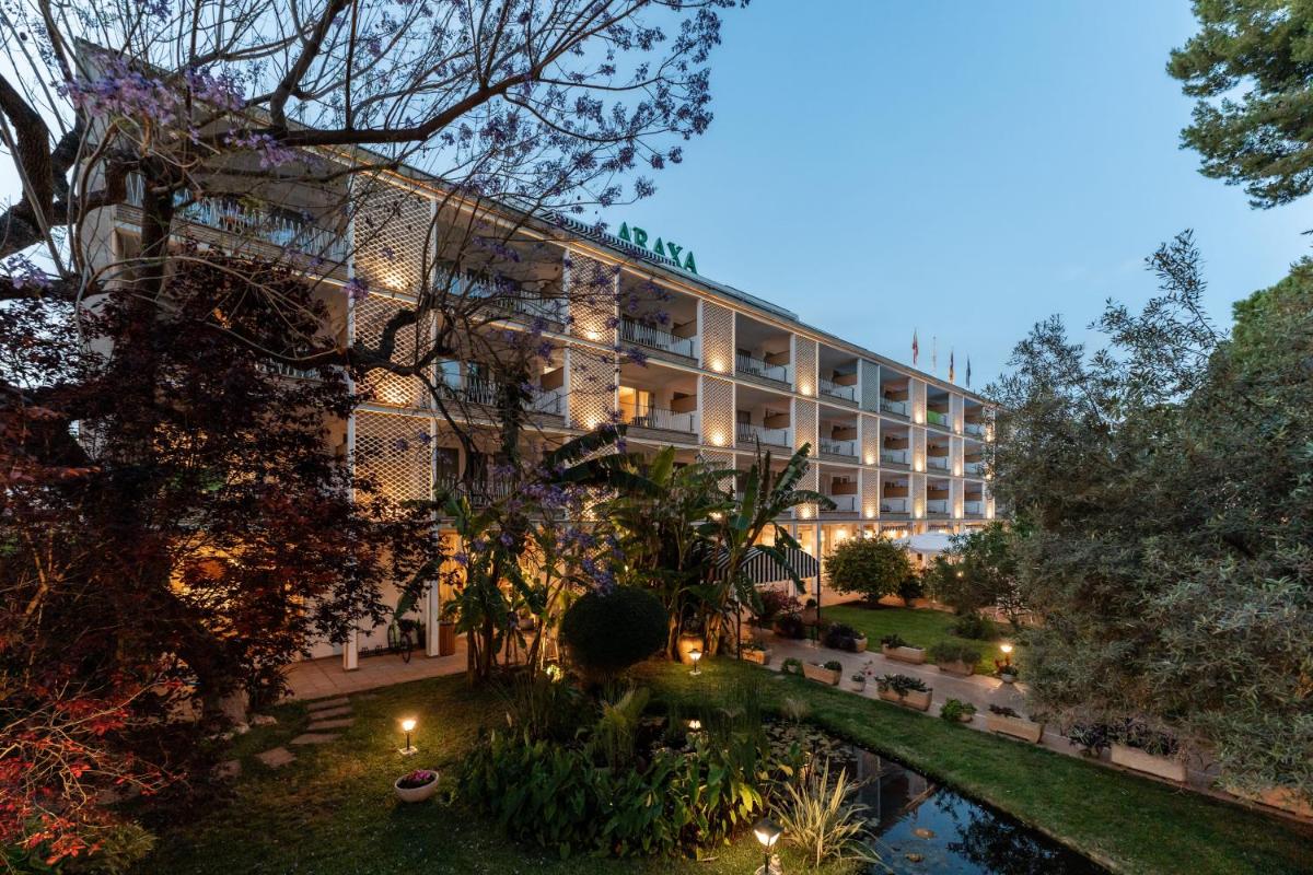 un hotel con jardín y un edificio en Hotel Araxa - Adults Only, en Palma de Mallorca