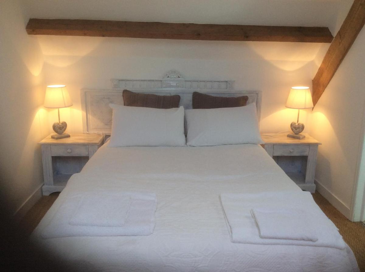 Maison cosy a Sainte Colombe avec cheminee et jardin - Housity