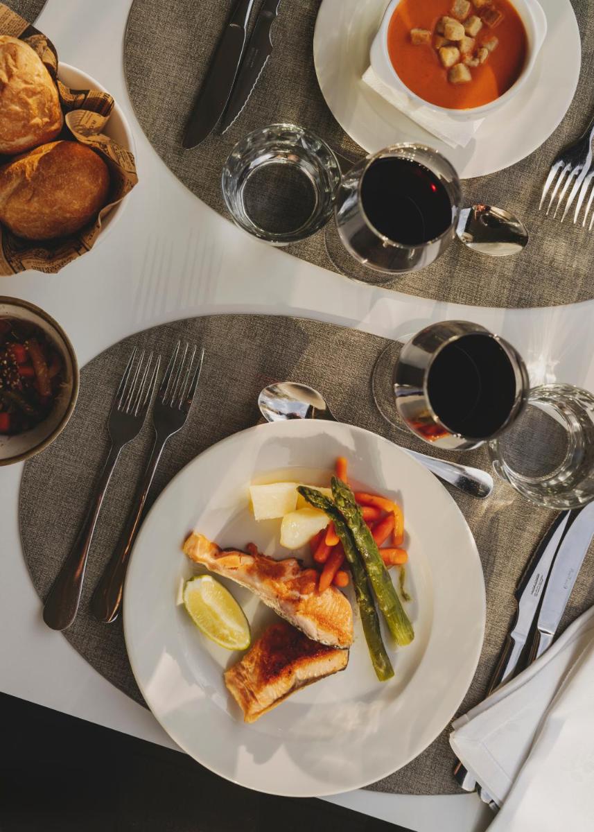 Comida en o cerca de este hotel