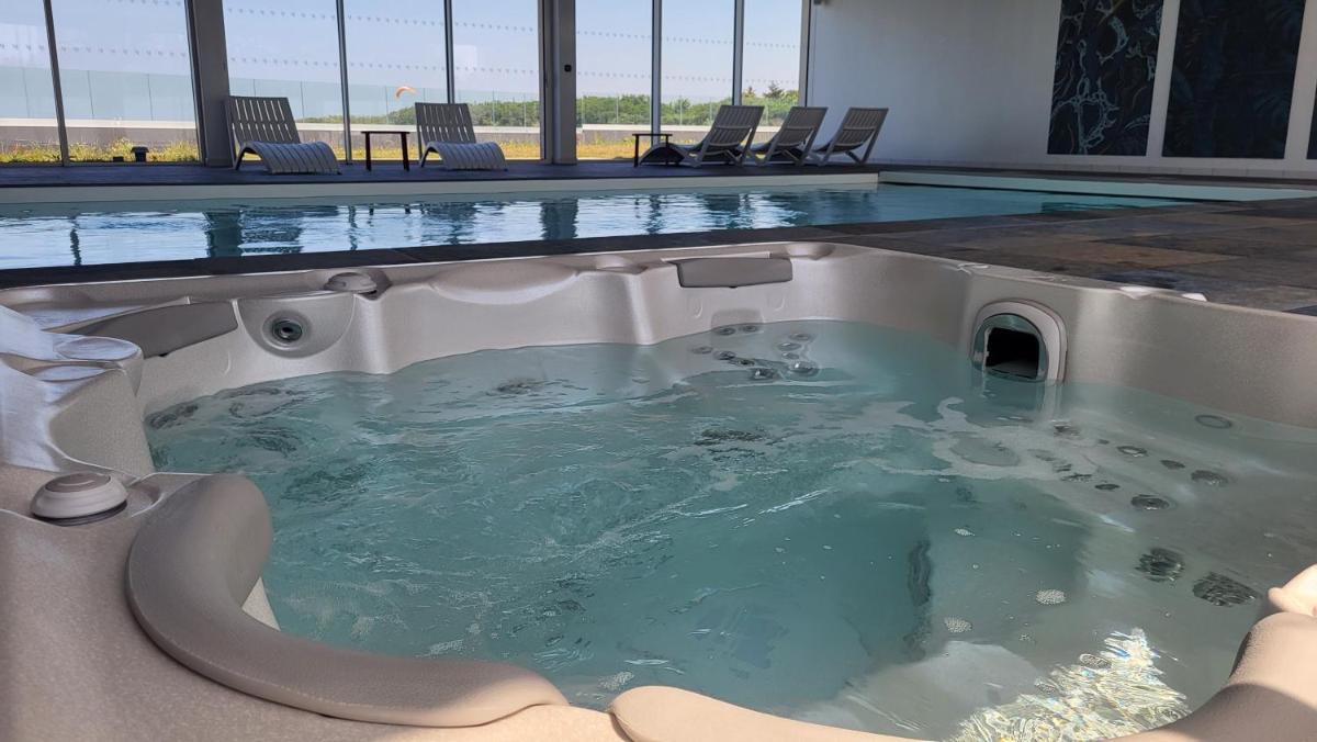 Piscine de l'établissement Hôtel Le Manoir du Roselier ou située à proximité