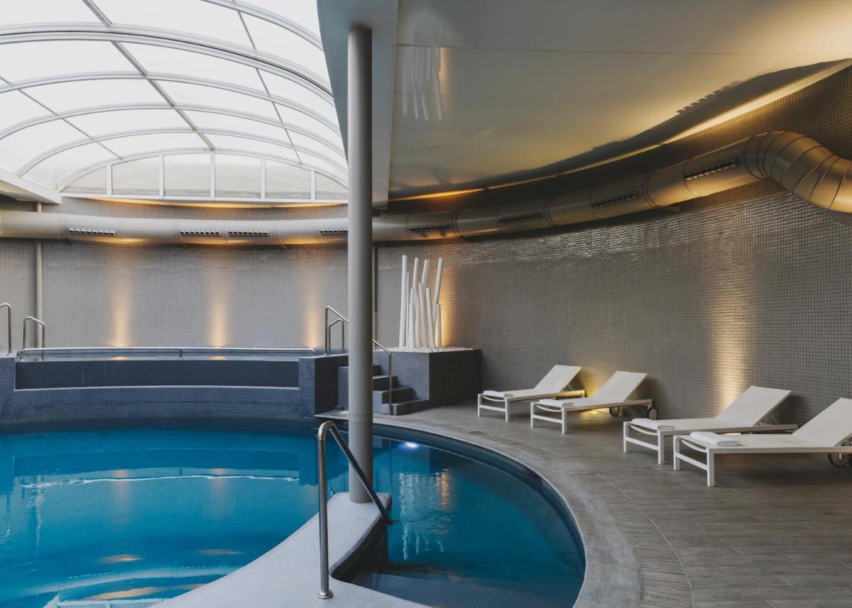 una piscina en un crucero con tumbonas en Hotel Spa Mediterraneo Park, en Roses