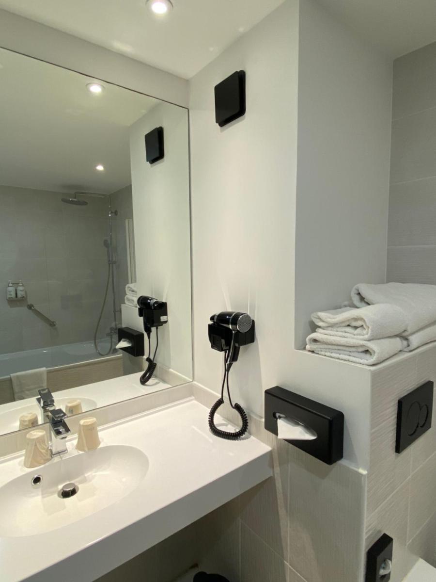 Salle de bains dans l'établissement Holiday Inn Calais Coquelles by IHG