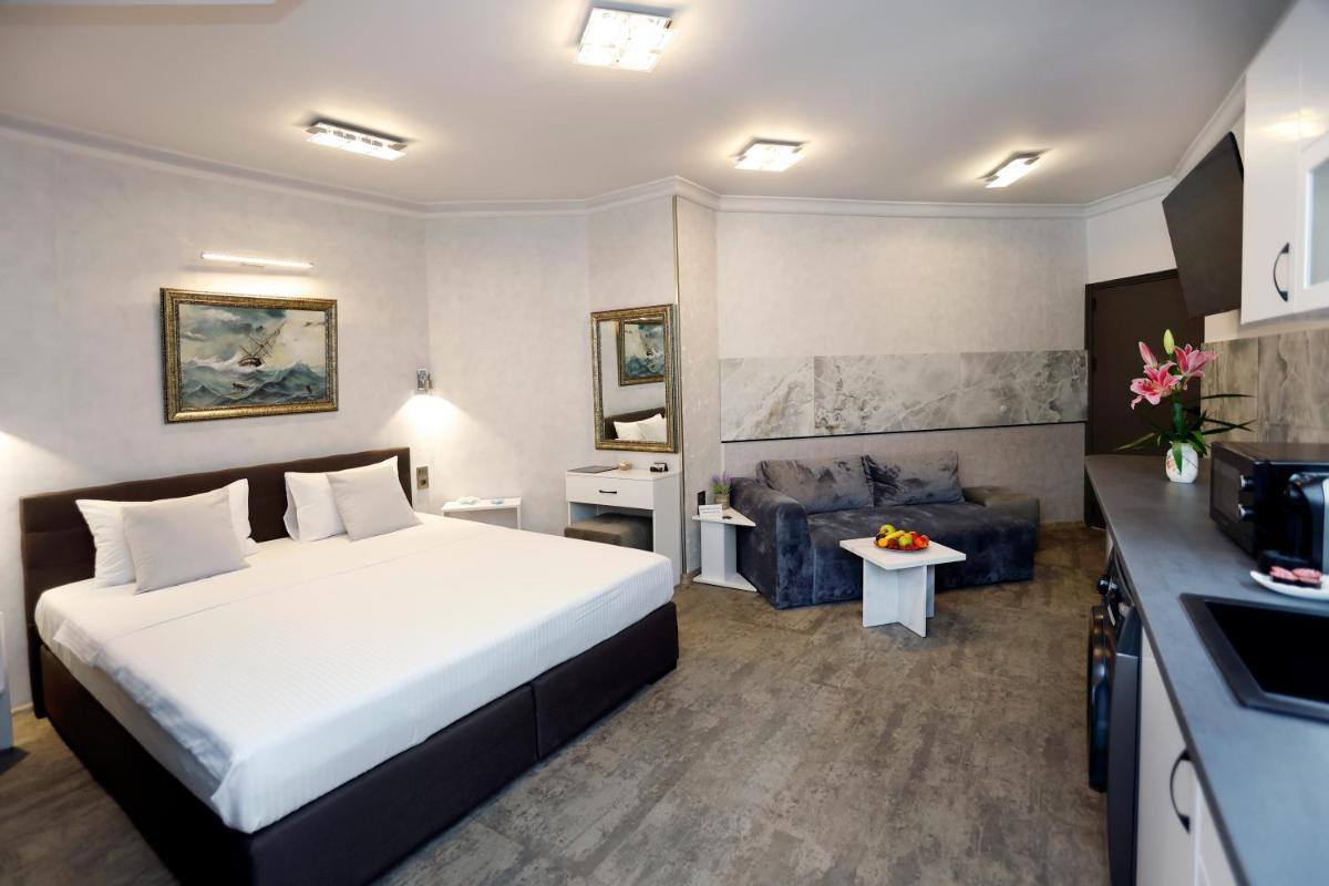 Deluxe 3 Studio City Center - Housity