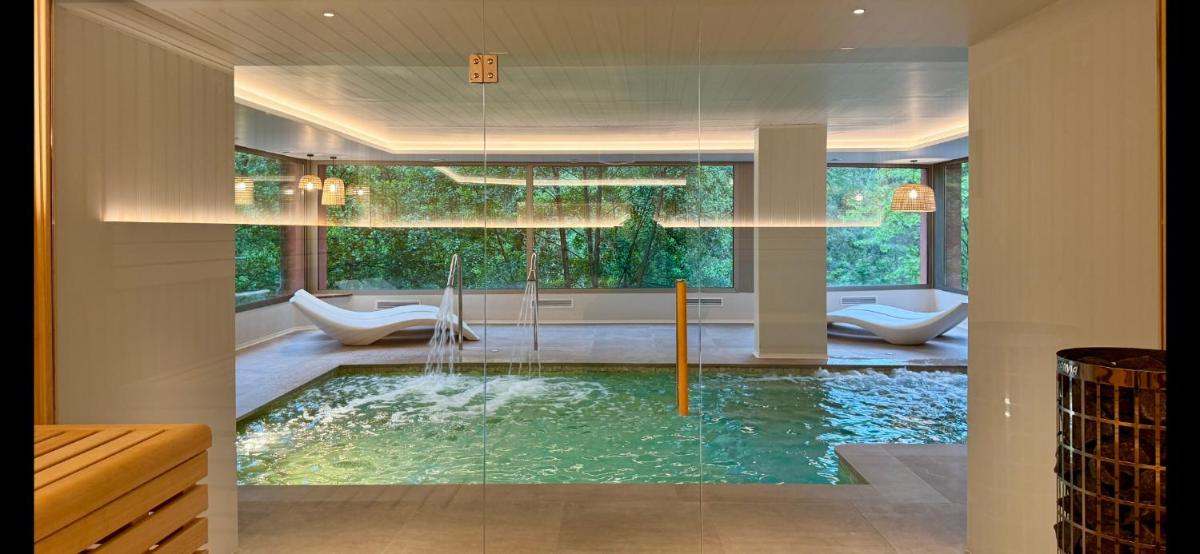 Un baño con piscina en una casa. en Hotel Spa La Central - Adults Only, en Maçanet de Cabrenys Un baño con piscina en una casa. en Hotel Spa La Central - Adults Only, en Maçanet de Cabrenys