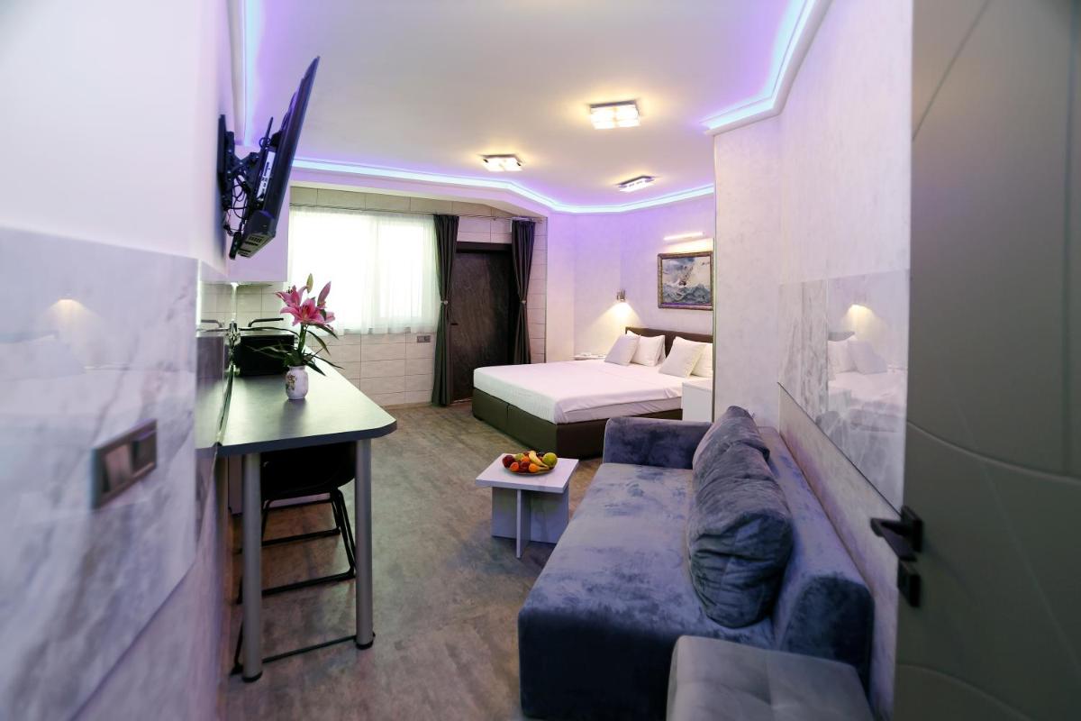 Deluxe 3 Studio City Center - Housity