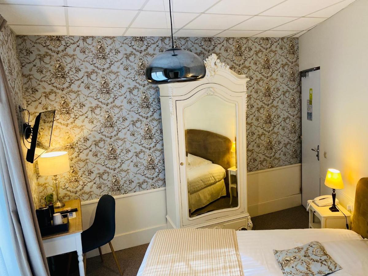 Un ou plusieurs lits dans un hébergement de l'établissement BRIT HOTEL & SPA Le Roc au Chien