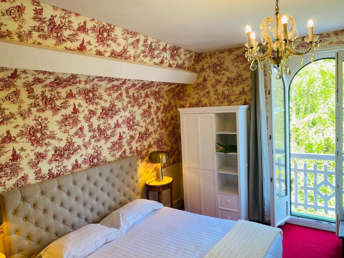 Un ou plusieurs lits dans un hébergement de l'établissement BRIT HOTEL & SPA Le Roc au Chien