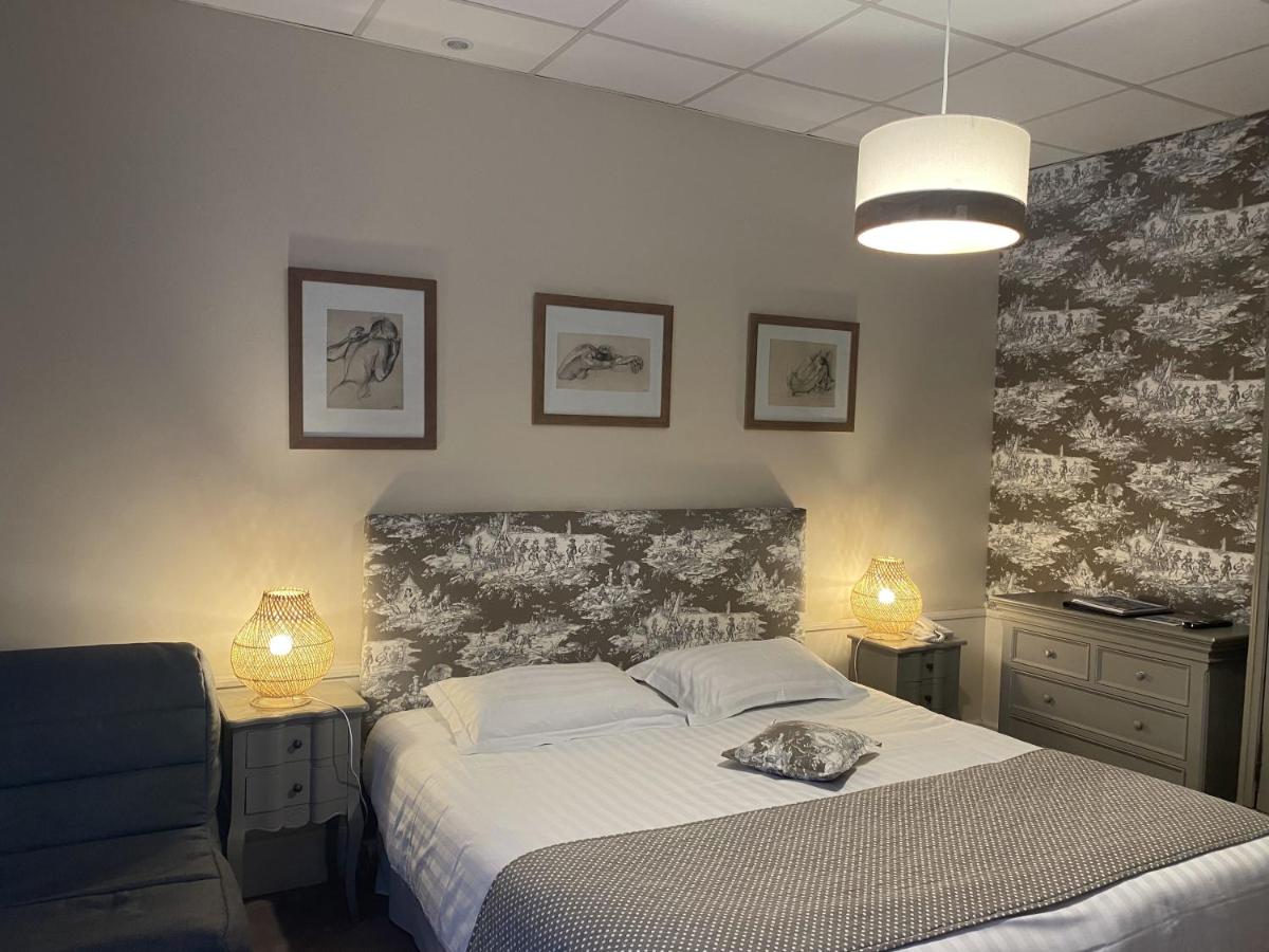 Un ou plusieurs lits dans un hébergement de l'établissement BRIT HOTEL & SPA Le Roc au Chien