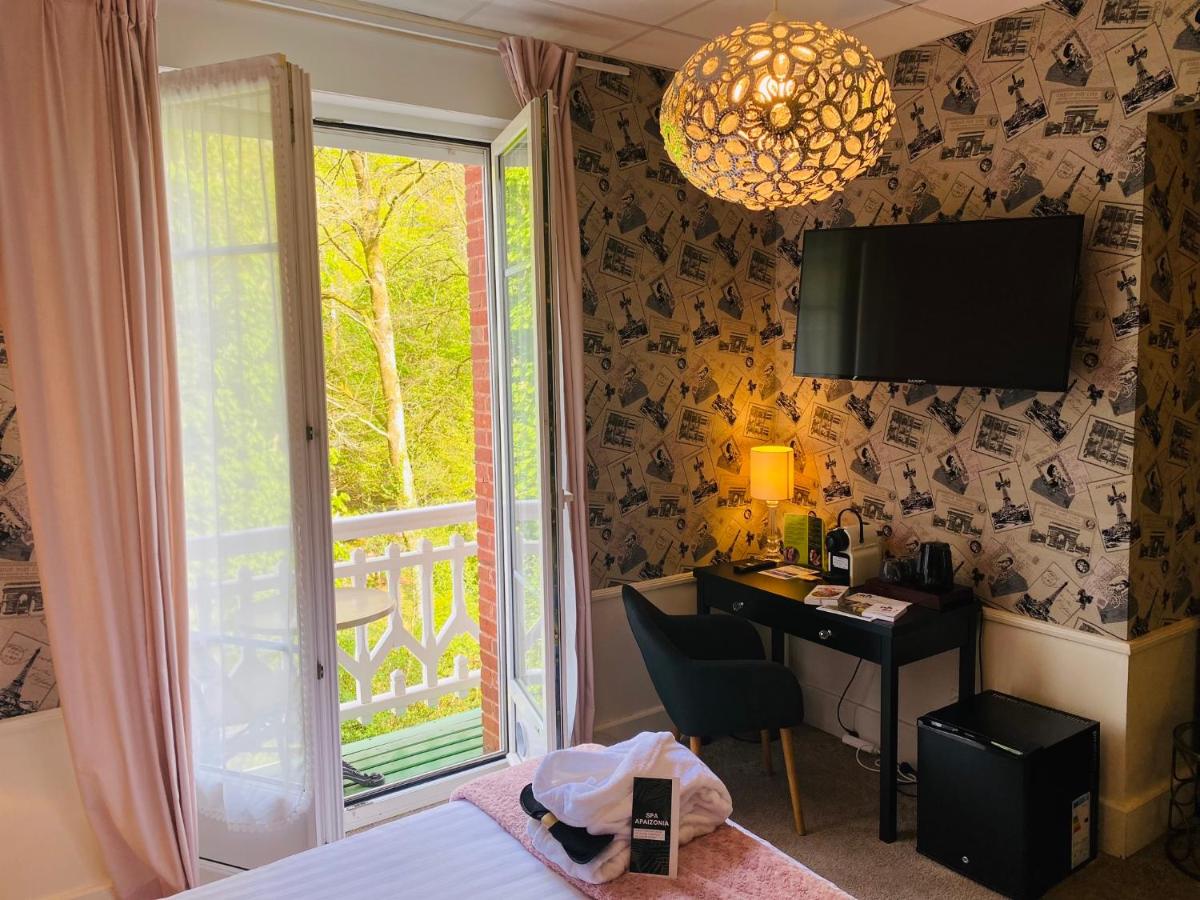 Un ou plusieurs lits dans un hébergement de l'établissement BRIT HOTEL & SPA Le Roc au Chien