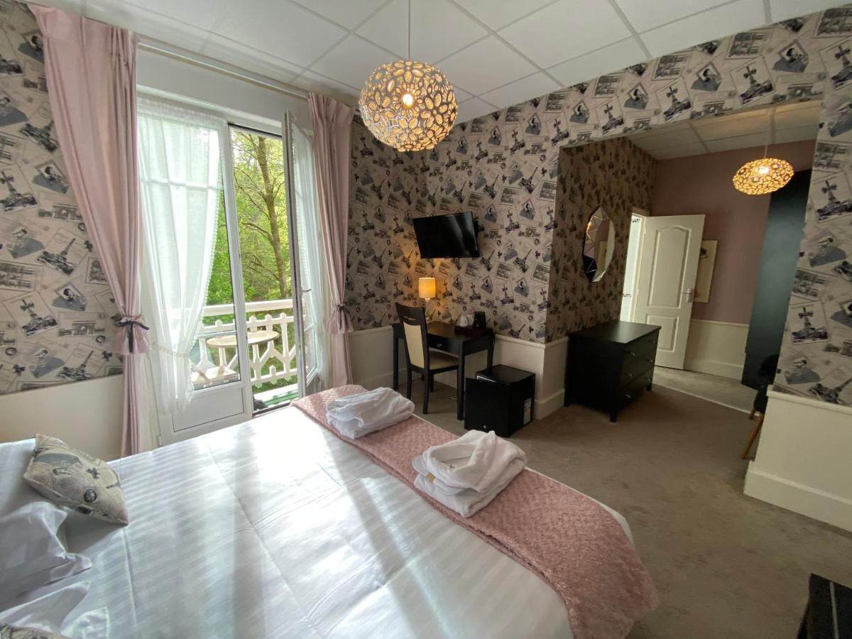 Un ou plusieurs lits dans un hébergement de l'établissement BRIT HOTEL & SPA Le Roc au Chien