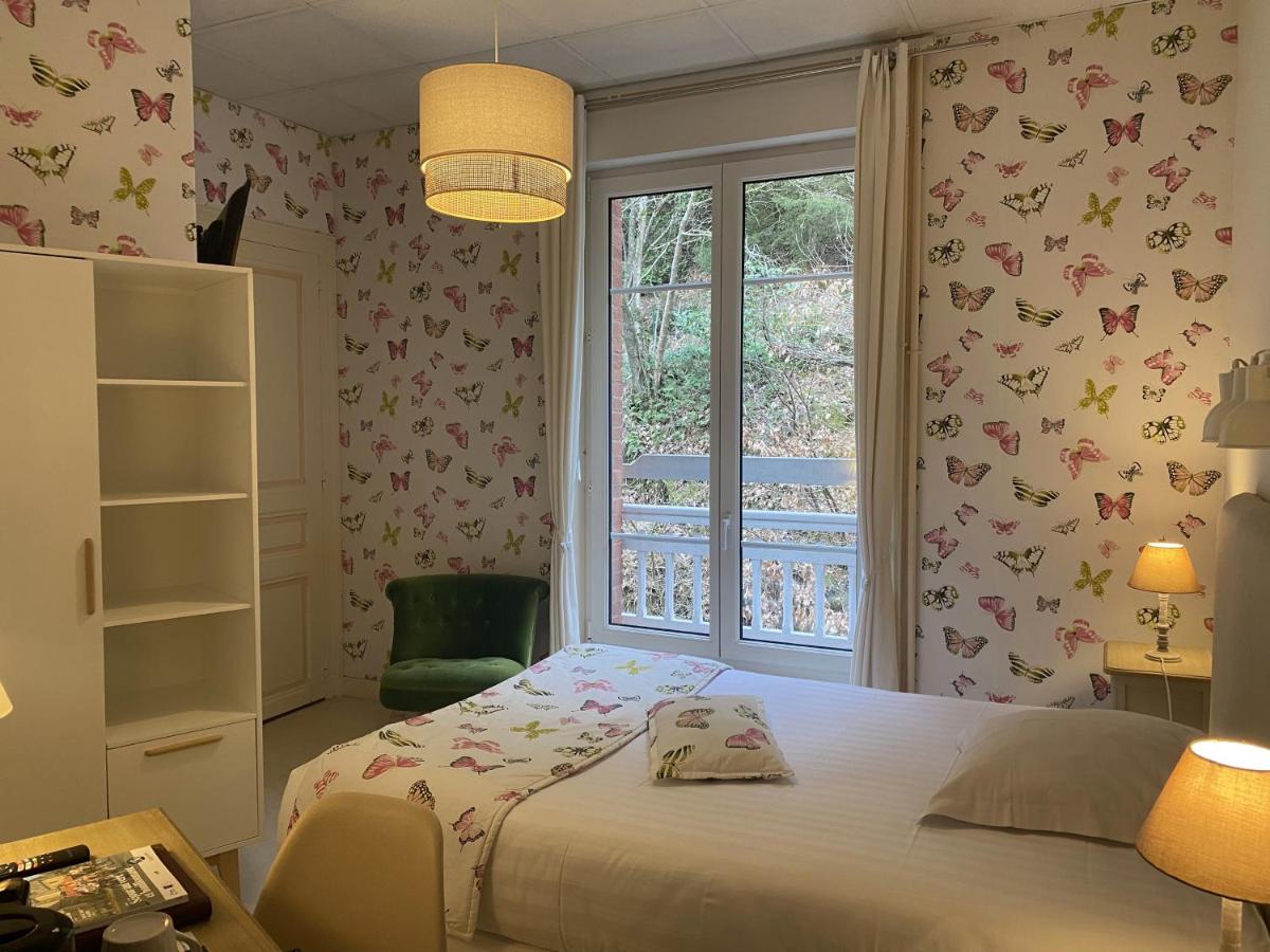 Un ou plusieurs lits dans un hébergement de l'établissement BRIT HOTEL & SPA Le Roc au Chien