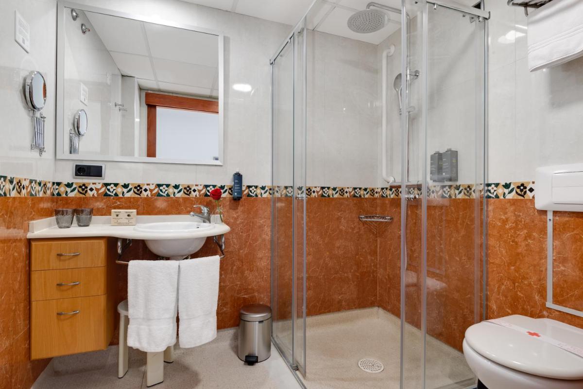 Un baño de Daniya Denia Spa & Business 4*