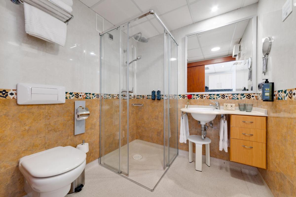 Un baño de Daniya Denia Spa & Business 4*