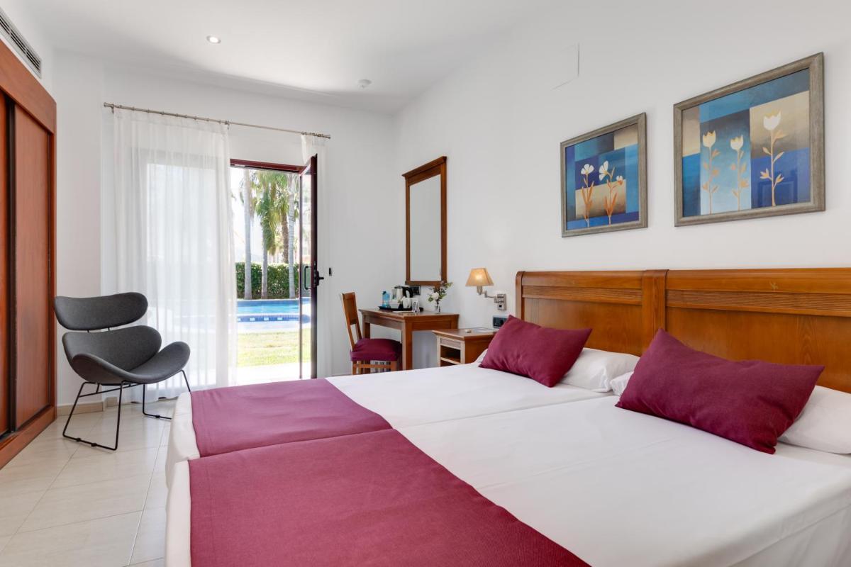 Cama o camas de una habitación en Daniya Denia Spa & Business 4*