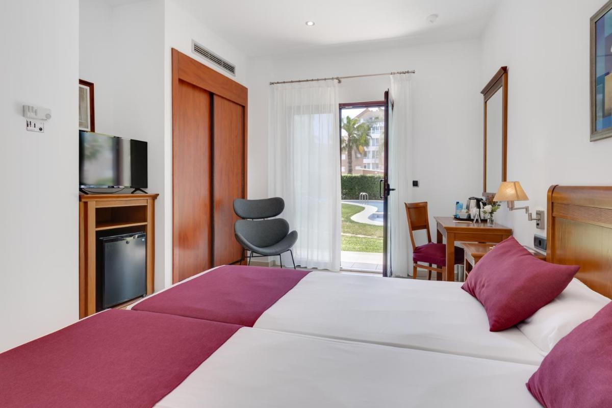 Una televisión o centro de entretenimiento en Daniya Denia Spa & Business 4*