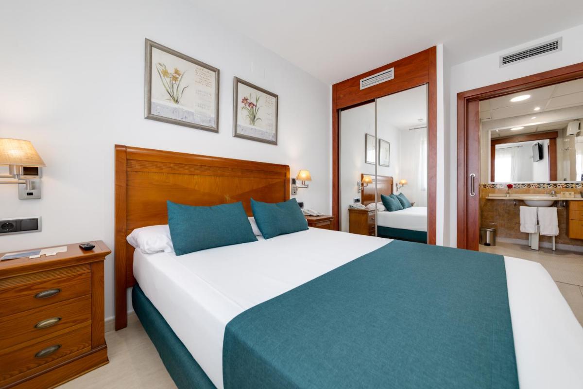 Cama o camas de una habitación en Daniya Denia Spa & Business 4*