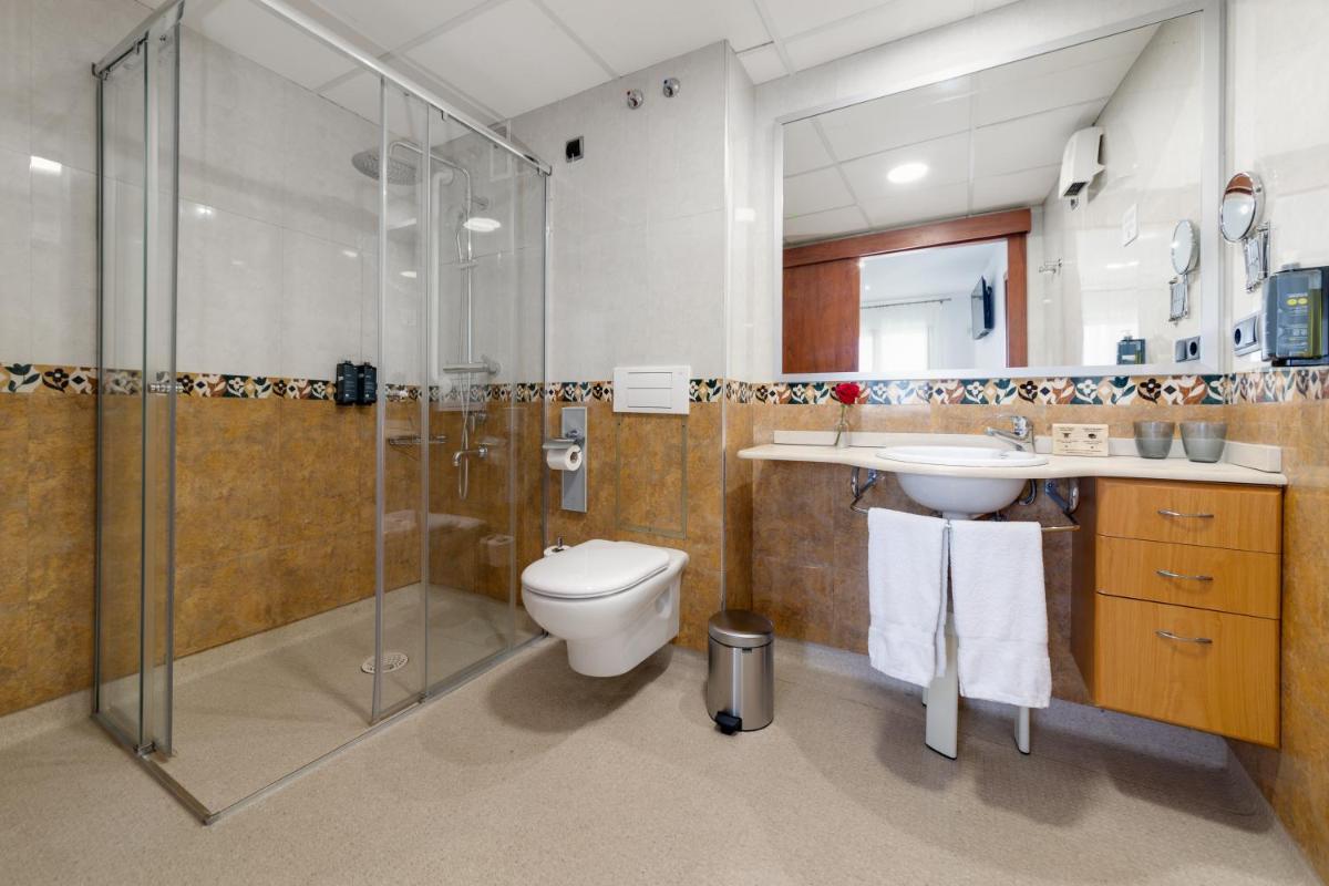 Un baño de Daniya Denia Spa & Business 4*