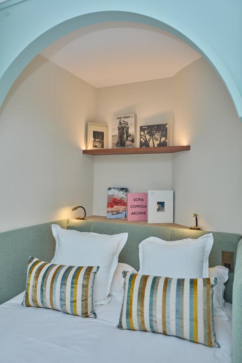 Un ou plusieurs lits dans un hébergement de l'établissement Hôtel Hiro Paris