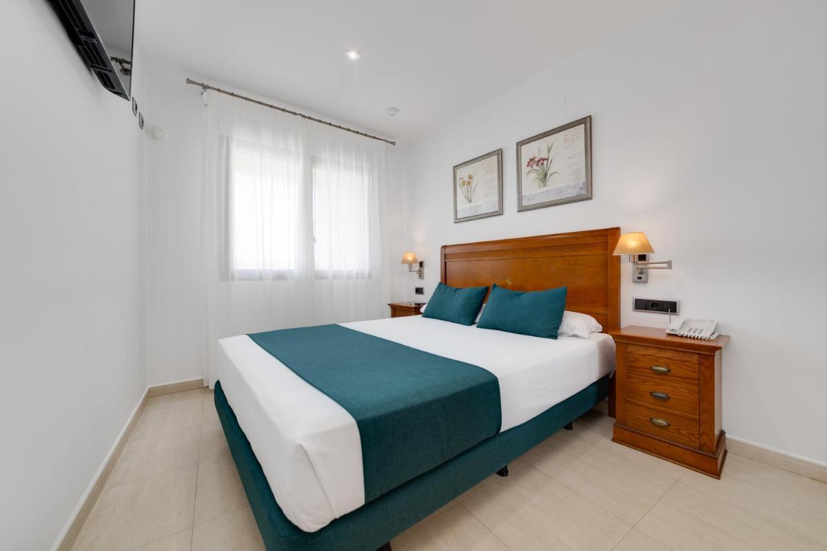 Cama o camas de una habitación en Daniya Denia Spa & Business 4*