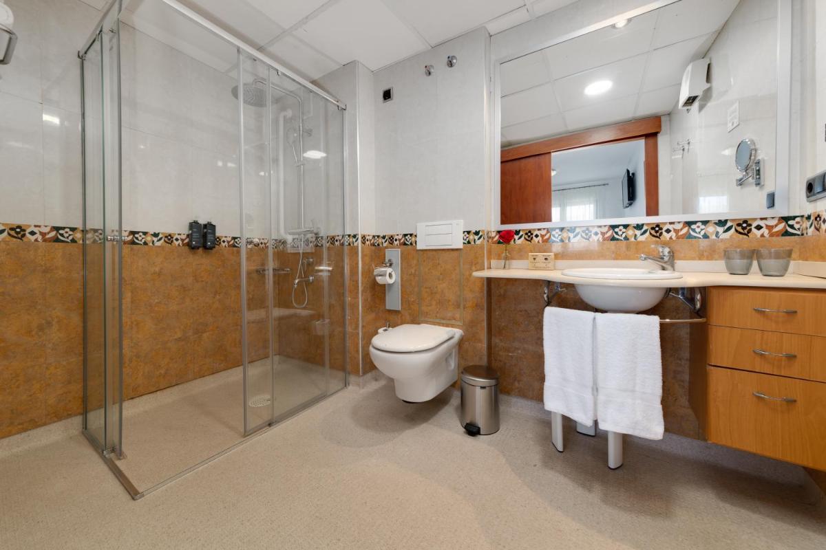 Un baño de Daniya Denia Spa & Business 4*