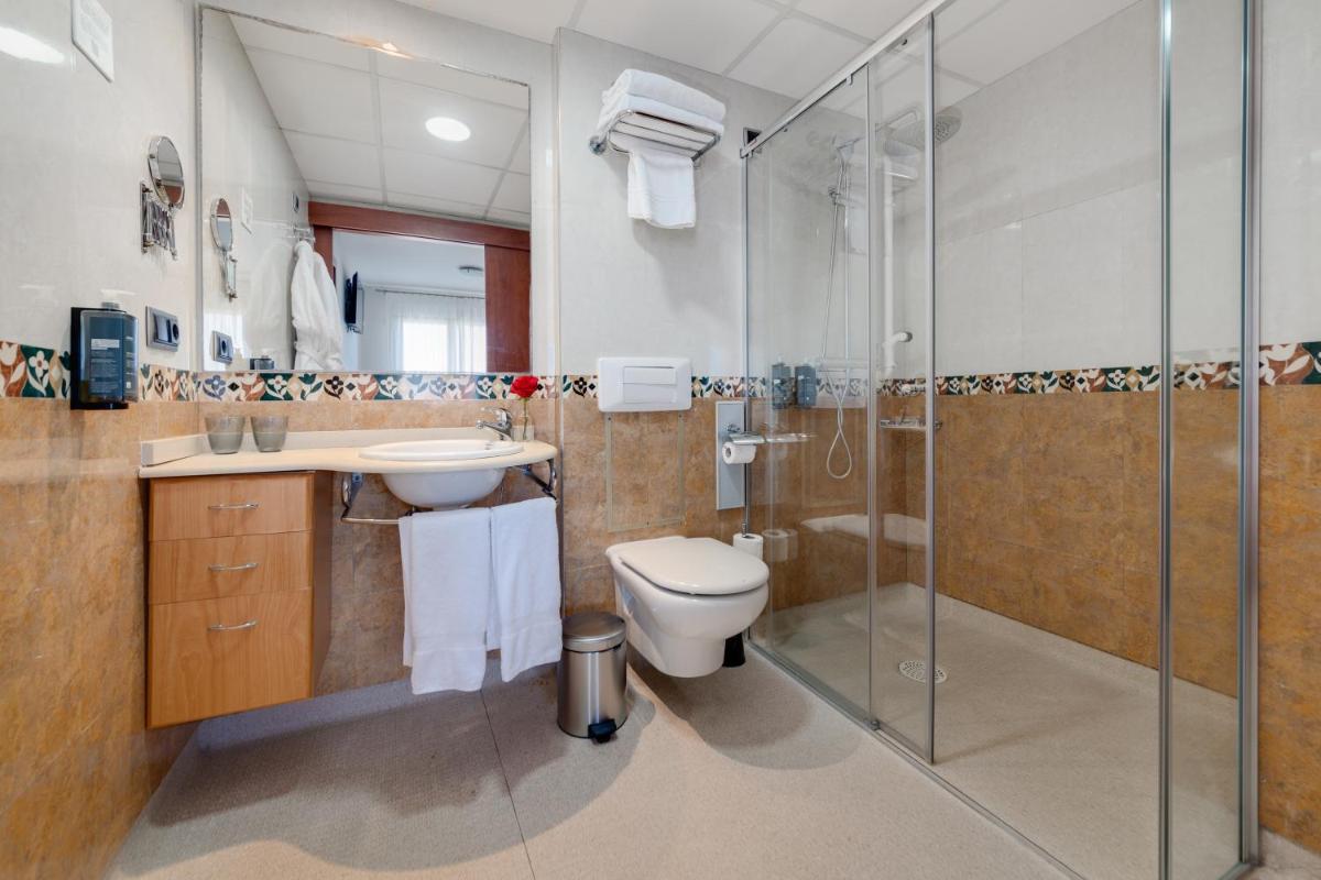 Un baño de Daniya Denia Spa & Business 4*