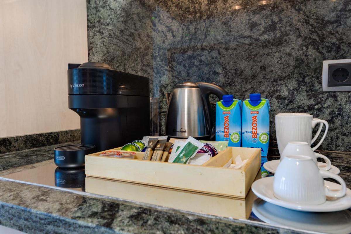Utensilios para hacer té y café en Daniya Denia Spa & Business 4*