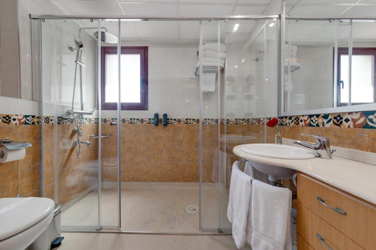 Un baño de Daniya Denia Spa & Business 4*
