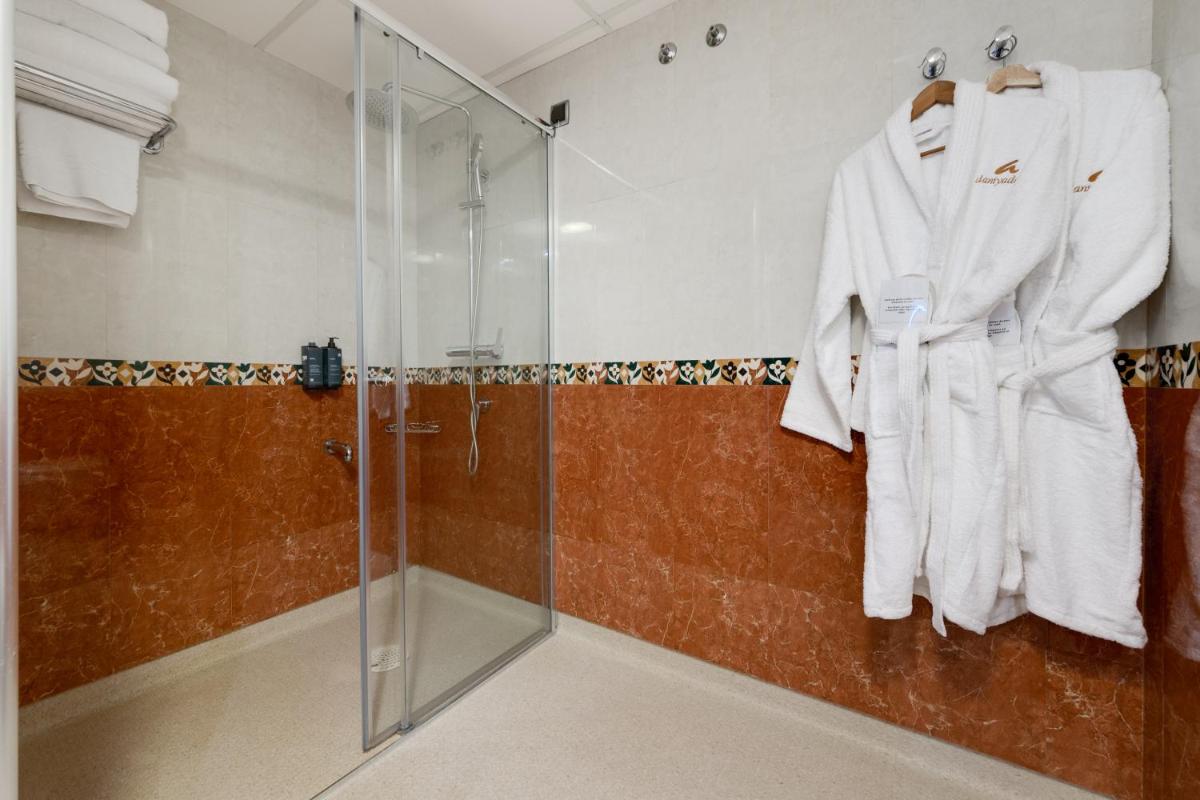Un baño de Daniya Denia Spa & Business 4*