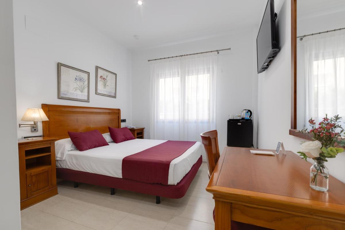 Una televisión o centro de entretenimiento en Daniya Denia Spa & Business 4*