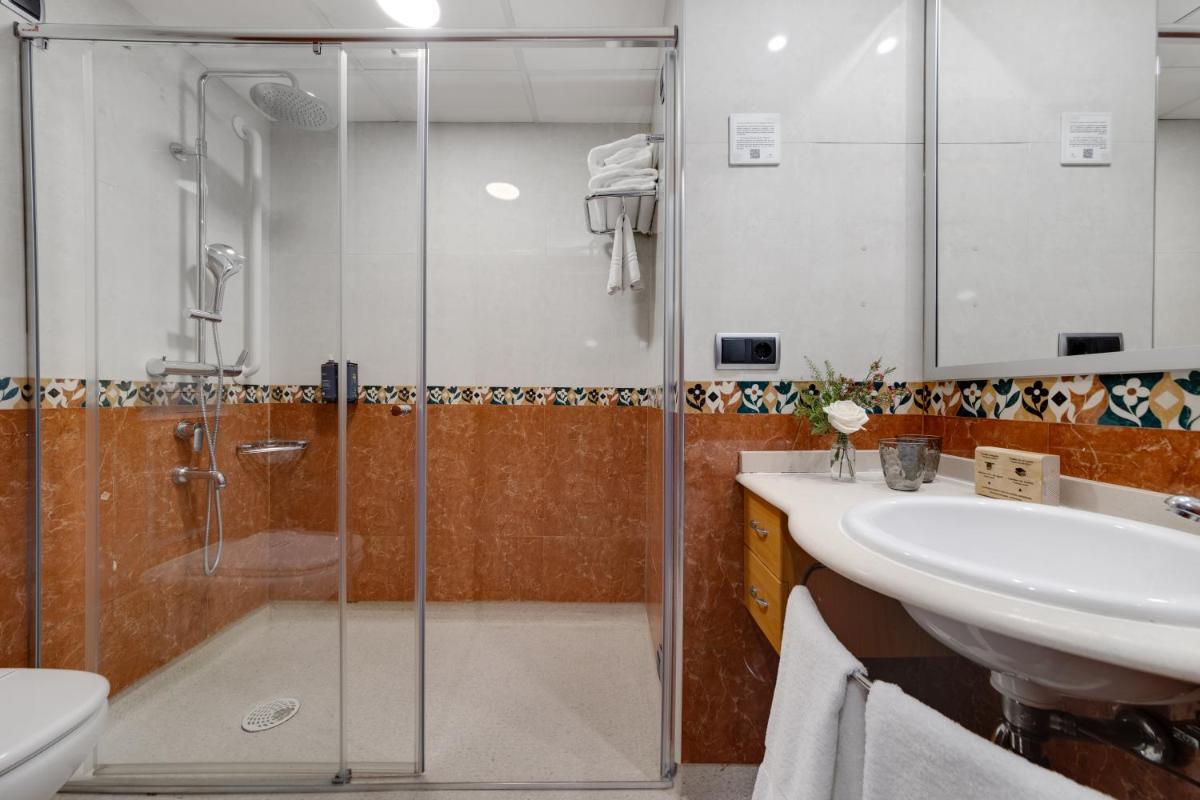 Un baño de Daniya Denia Spa & Business 4*