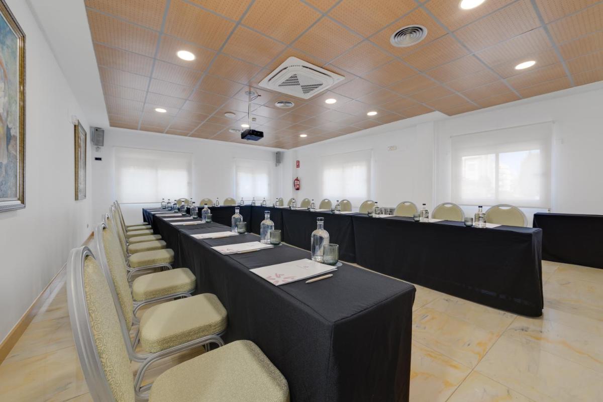 Zona business o sala de conferencias en Daniya Denia Spa & Business 4*