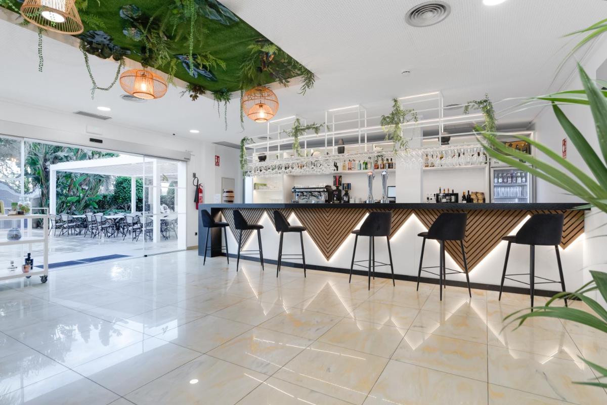 Un restaurante o sitio para comer en Daniya Denia Spa & Business 4*