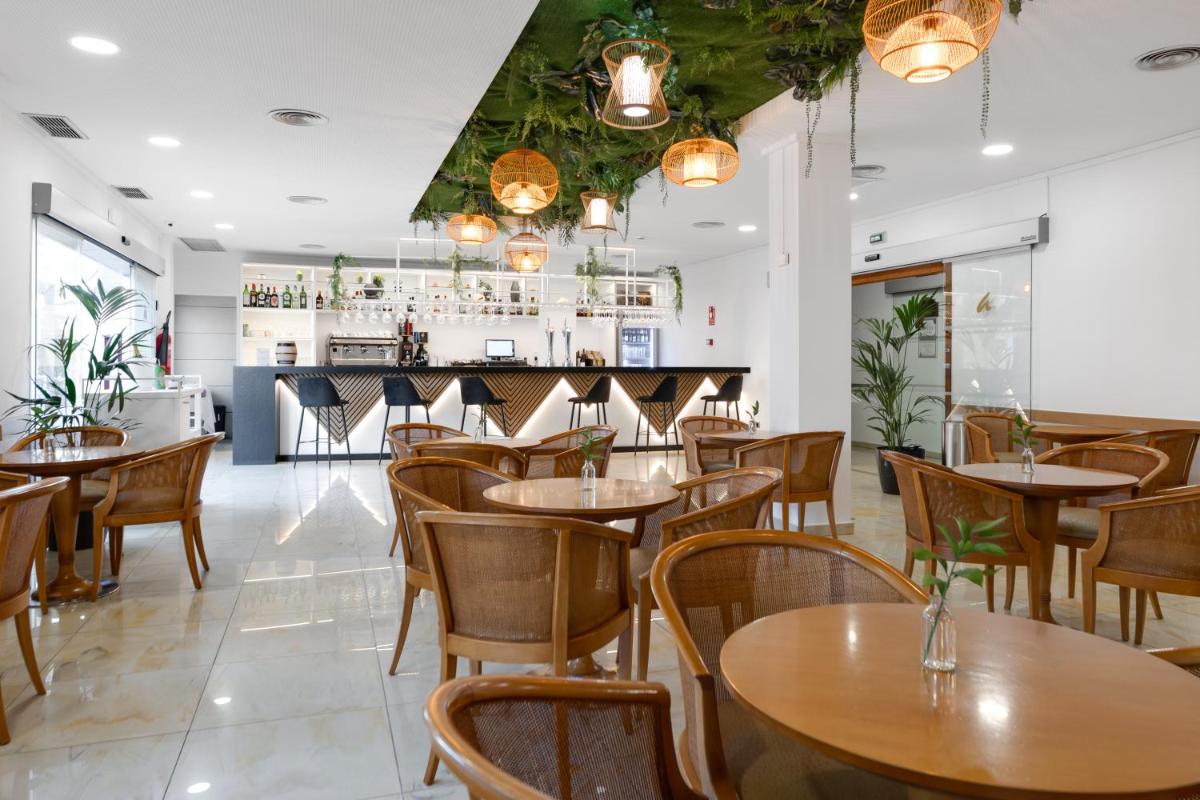 Un restaurante o sitio para comer en Daniya Denia Spa & Business 4*