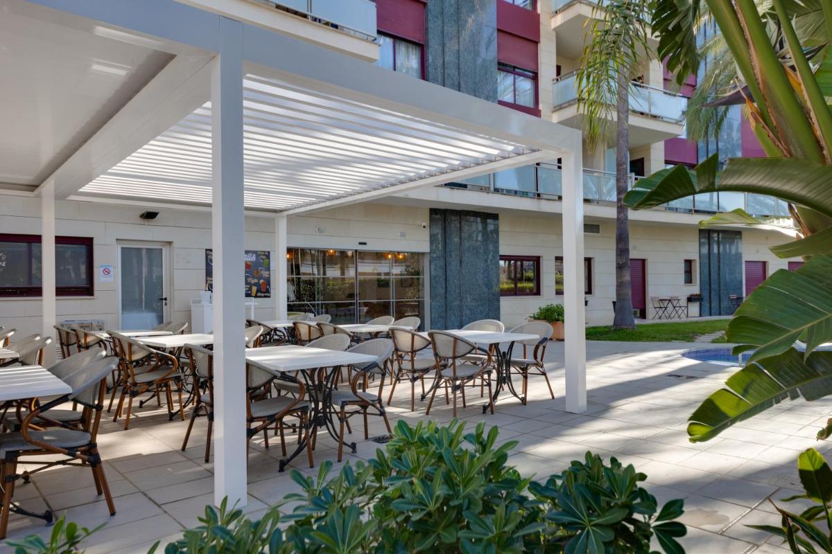 Un restaurante o sitio para comer en Daniya Denia Spa & Business 4*