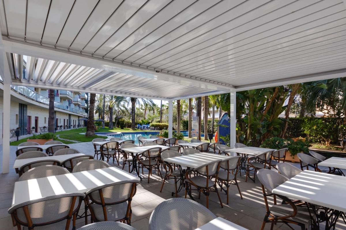Un restaurante o sitio para comer en Daniya Denia Spa & Business 4*