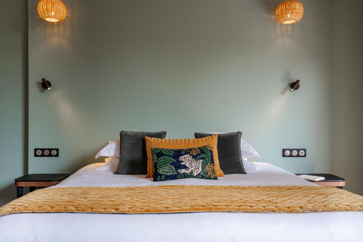 Un ou plusieurs lits dans un hébergement de l'établissement L'INVITATION AU VOYAGE - Hôtel & Spa