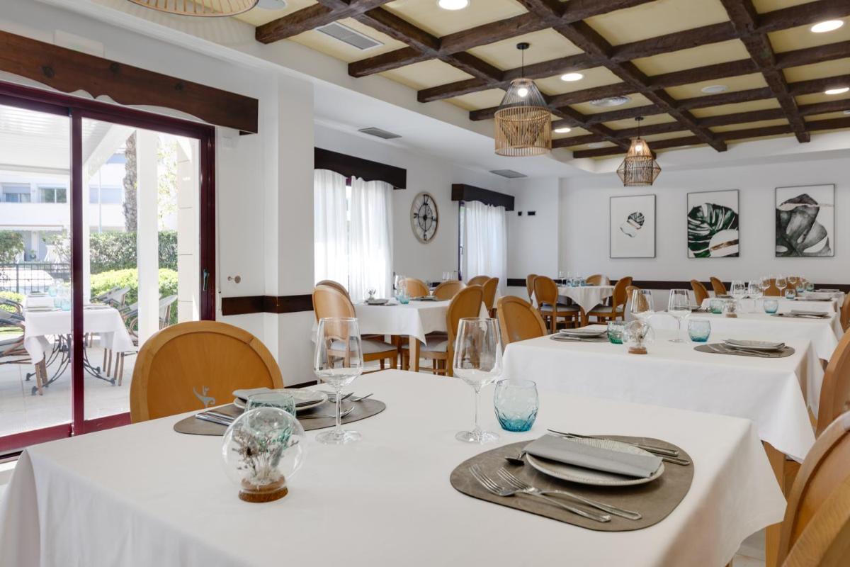 Un restaurante o sitio para comer en Daniya Denia Spa & Business 4*