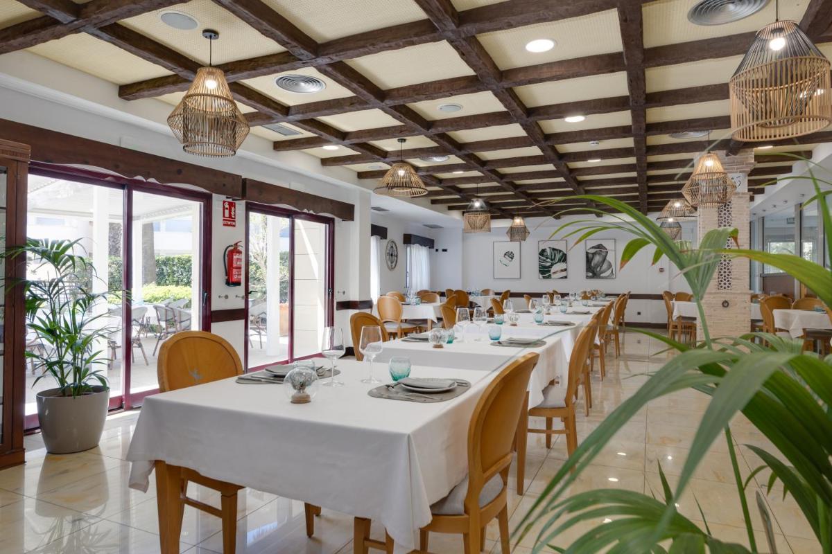 Un restaurante o sitio para comer en Daniya Denia Spa & Business 4*