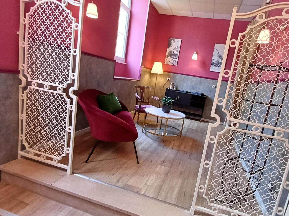 Coin salon dans l'établissement Grand Hôtel de Bourbon-Lancy - Spa et Restaurant - Logis