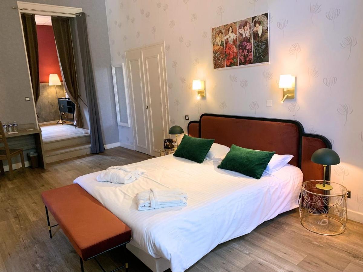 Un ou plusieurs lits dans un hébergement de l'établissement Grand Hôtel de Bourbon-Lancy - Spa et Restaurant - Logis