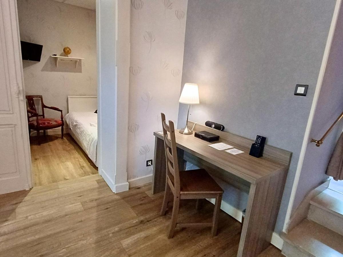 Télévision ou salle de divertissement dans l'établissement Grand Hôtel de Bourbon-Lancy - Spa et Restaurant - Logis